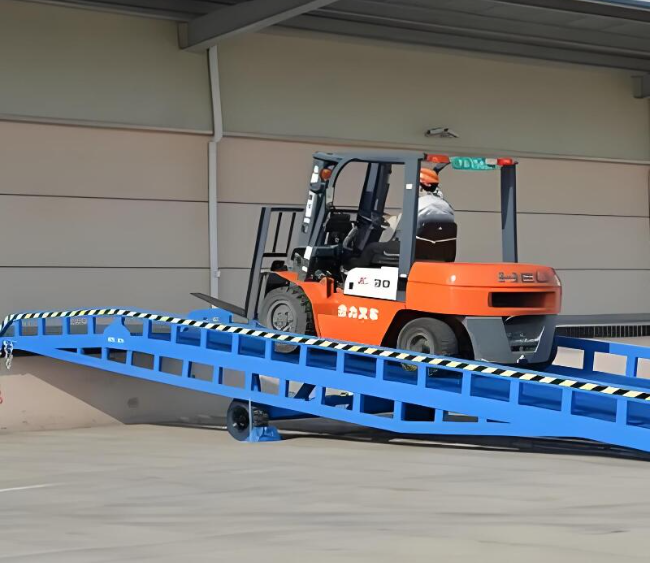 布尔津移动式卸货平台（叉车用）
